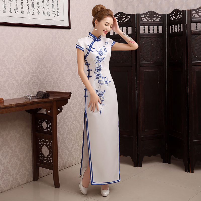 旗袍禮儀服裝長(zhǎng)款白色藍(lán)花服裝